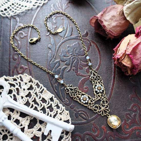 AFTERNOON TEA Regency Romance Necklace
