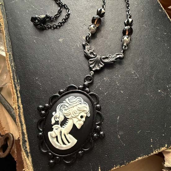 MIDNIGHT DANCE Necklace - White with Black