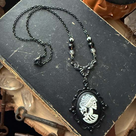MIDNIGHT DANCE Necklace - White with Black