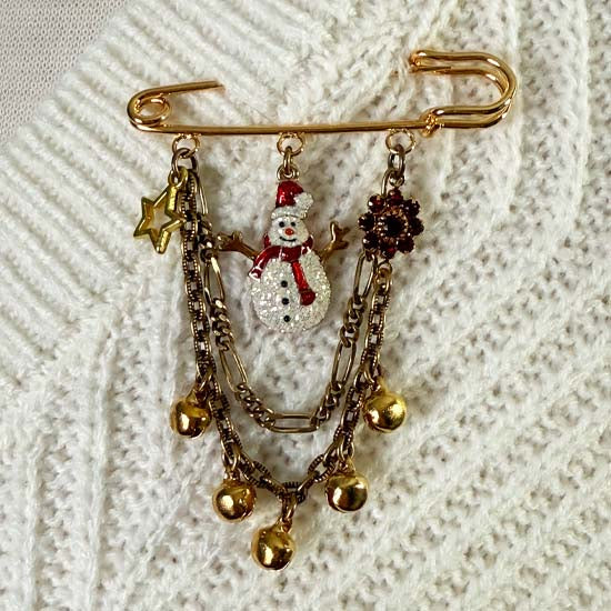 SNOWMAN - Pin/Brooch - brass w/red