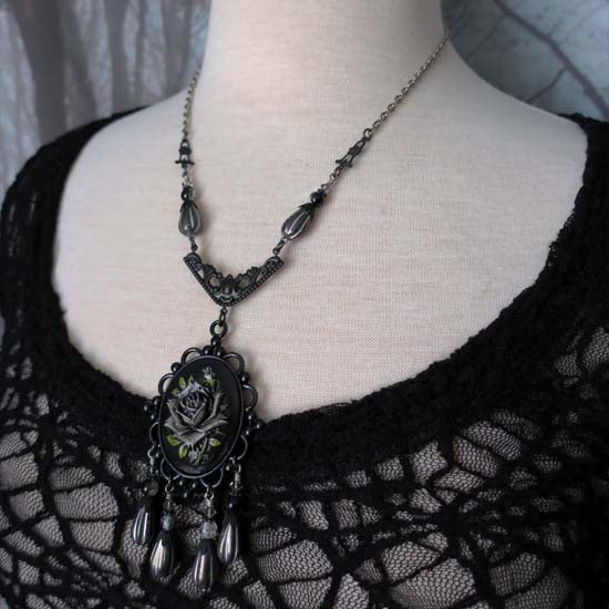 THE GREY LADY Necklace