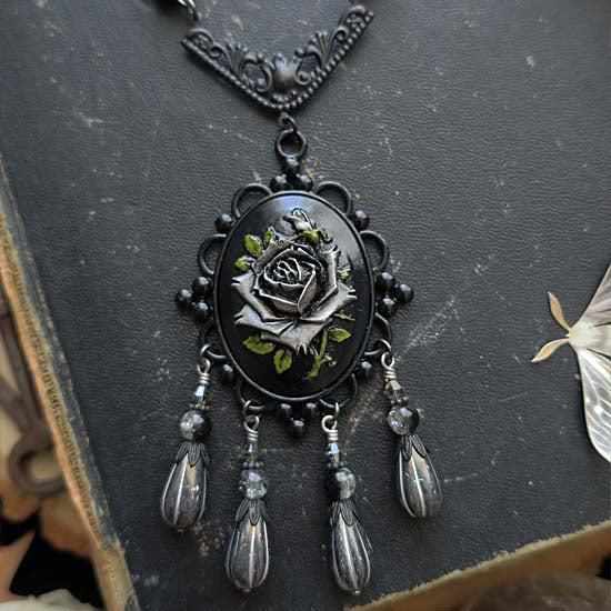 THE GREY LADY Necklace