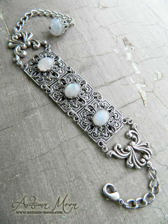 WANDERING SOUL - Bracelet with Rainbow Moonstone