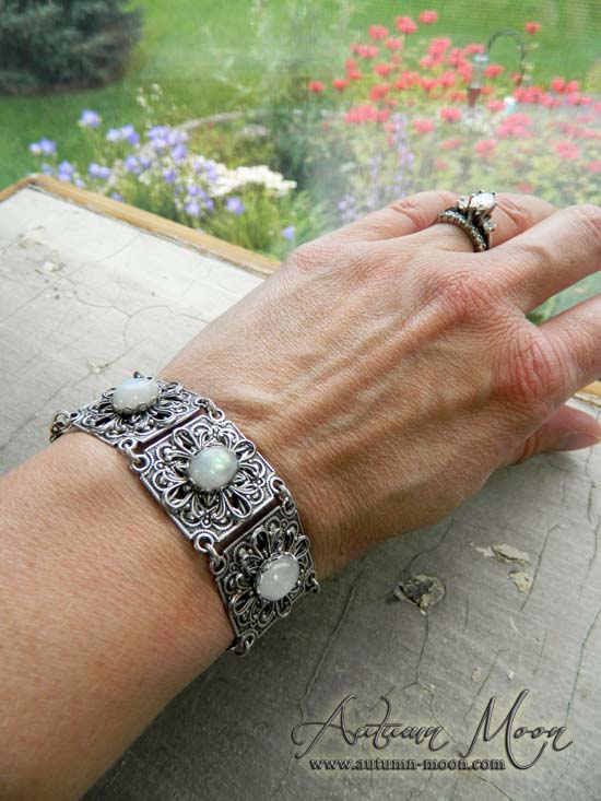 WANDERING SOUL - Bracelet with Rainbow Moonstone