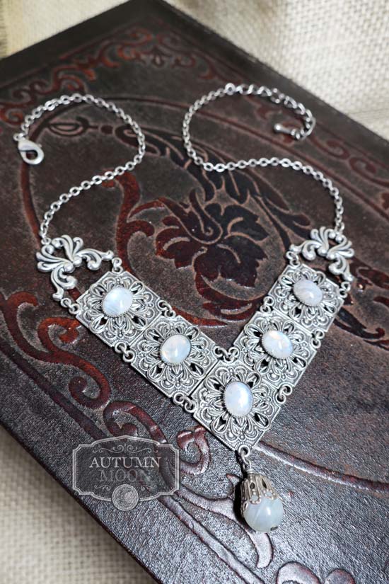 WANDERING SOUL - Necklace with Rainbow Moonstone