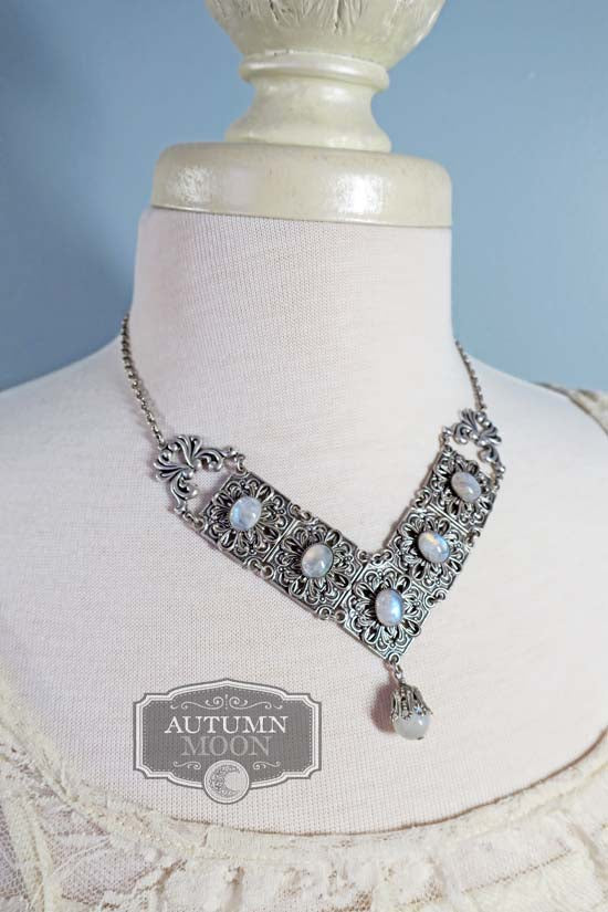 WANDERING SOUL - Necklace with Rainbow Moonstone