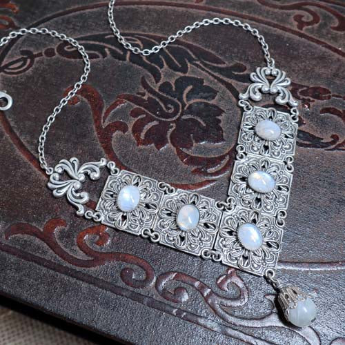 WANDERING SOUL - Necklace with Rainbow Moonstone