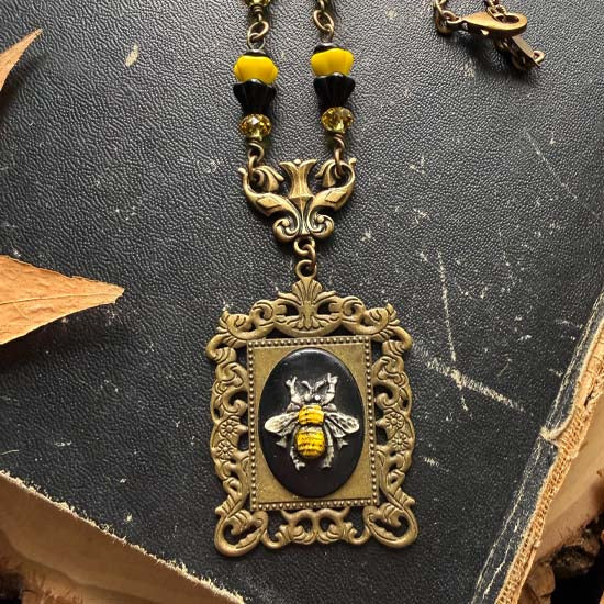 BUSY BEE Necklace (brass)