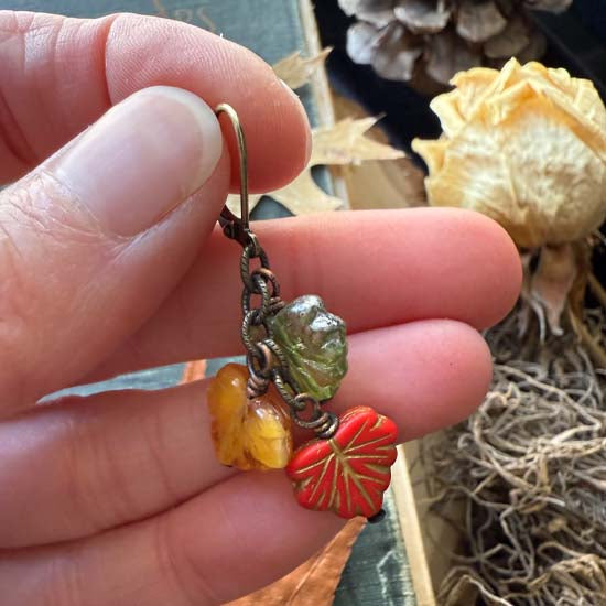 FALLING LEAVES Earrings - antique brass A-1