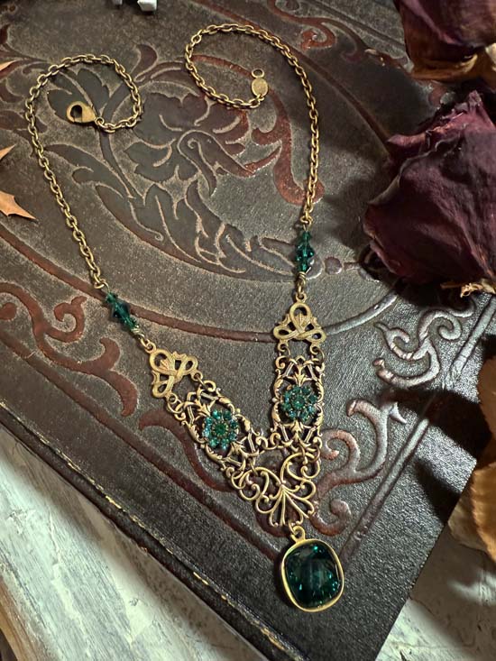 FRAU HOLLE Regency Romance Necklace