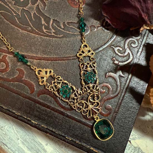 FRAU HOLLE Regency Romance Necklace