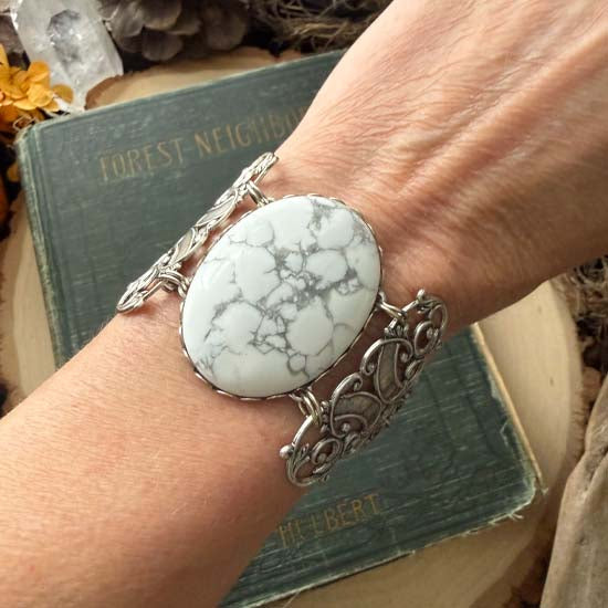 GEMSTONE STATEMENT Bracelet - antique silver w/White Howlite