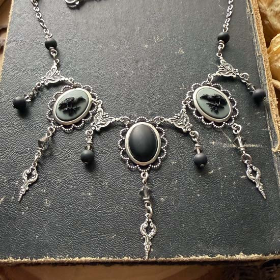 RAVEN THEODORA Necklace - silver with matte onyx