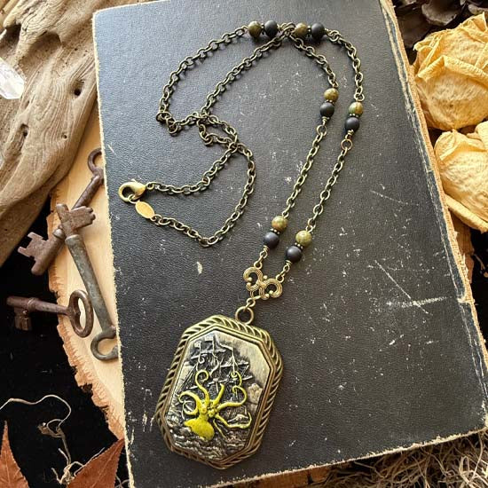 SHIPWRECKED Necklace - brass w/green
