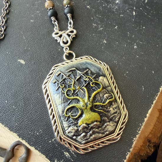 SHIPWRECKED Necklace - silver w/green