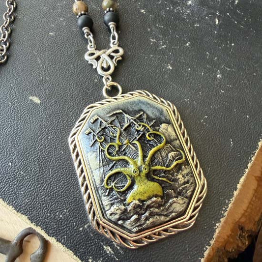 SHIPWRECKED Necklace - silver w/green