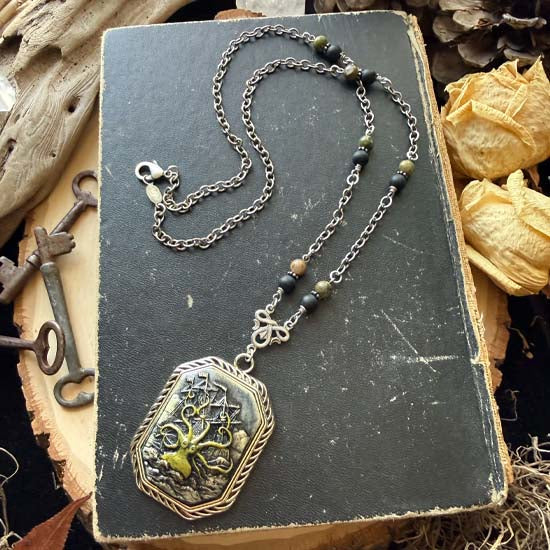 SHIPWRECKED Necklace - silver w/green