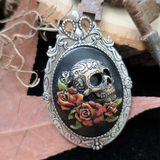 Gothic Skull with autumn roses - Brooch - antique silver