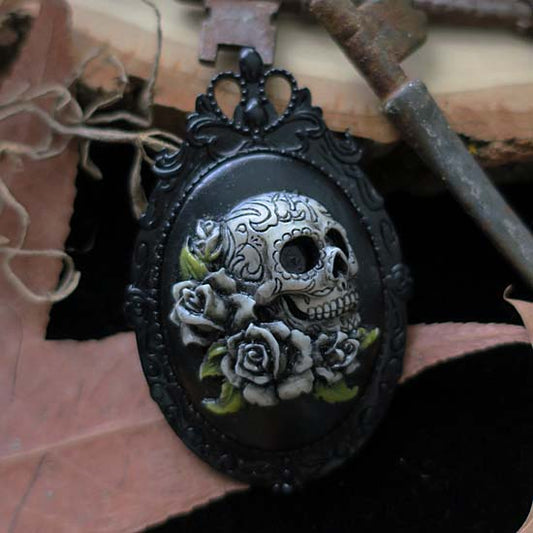 Gothic Skull with white roses - Brooch - black
