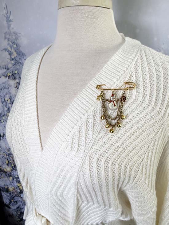 SNOWMAN - Pin/Brooch - brass w/red