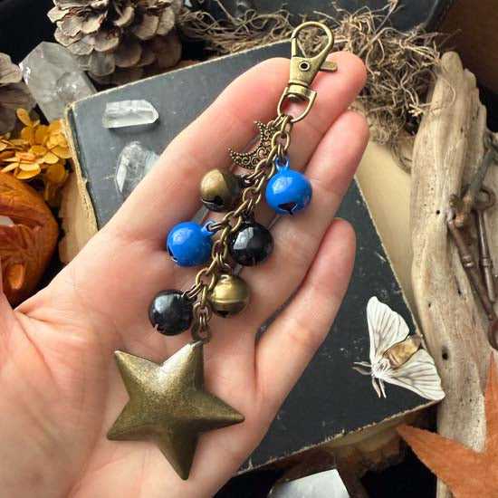 GARB CHARM II - Shooting Star - blue/brass/black