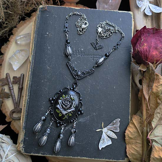 THE GREY LADY Necklace