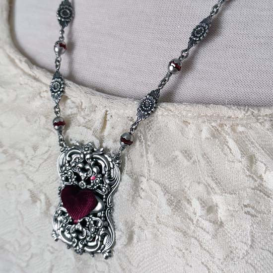 THE VELVET HEART Necklace