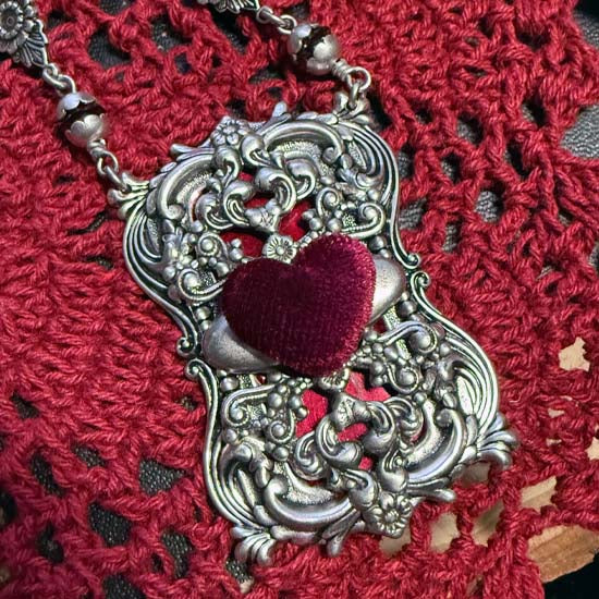 THE VELVET HEART Necklace