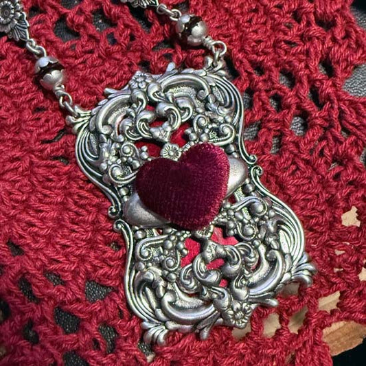 THE VELVET HEART necklace