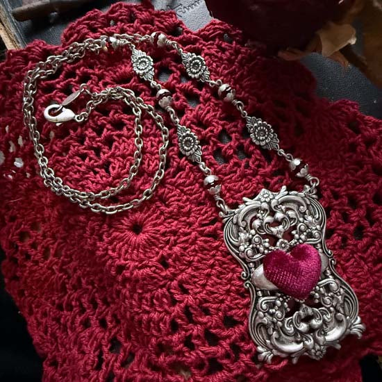 THE VELVET HEART Necklace