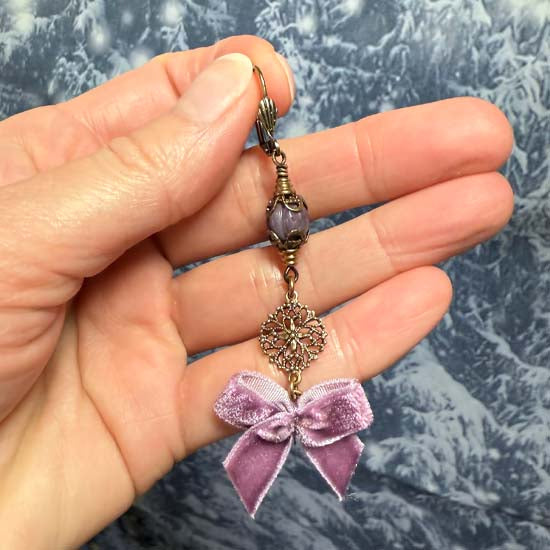 VELVET BOWS Earrings - purple with brass