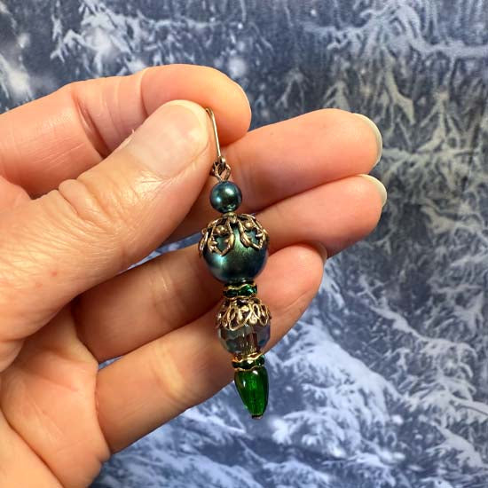 VINTAGE ORNAMENT Earrings - green with brass